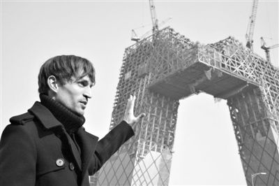 2008年2月，建筑師奧雷·舍人在中央電視臺(tái)新址大樓的工地外。圖/CFP
