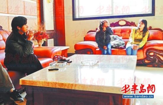 鄱陽湖鄉(xiāng)村大酒店內(nèi)，兩個本地男子帶著兩個外籍女子給記者