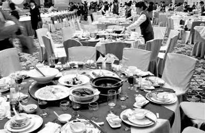 今年1月20日，一國企在廣州一家五星級酒店擺了70桌。臨近年底，在中央“嚴(yán)抓四風(fēng)”背景下，北京國企機(jī)