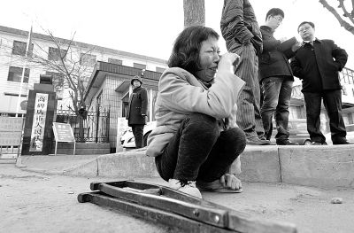 從法院出來以后，家屬和律師正在商量案情，夏鳳各在旁想著想著忍不住哭起來