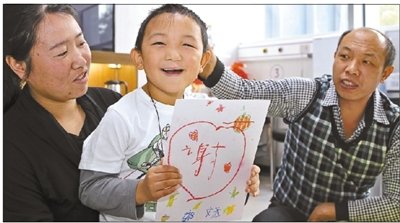 就在出院前兩天，小斌斌在媽媽的幫助下，親手畫(huà)了一幅愛(ài)心滿(mǎn)滿(mǎn)的畫(huà)送給所有惦記他的好心人供圖/深圳?，斄? width=
