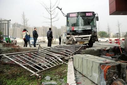 1月6日，成都雙華大道，失控后的公交車撞垮一單位的護欄。攝影 劉陳平