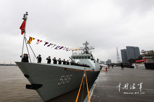 1月8日，某新型導(dǎo)彈護(hù)衛(wèi)艦吉安艦入列海軍東海艦隊(duì)命名授旗儀式現(xiàn)場。新華社發(fā)