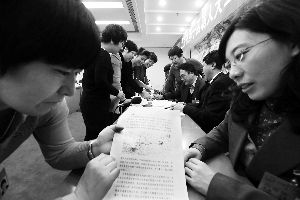 人大代表們就各自關(guān)心的話題熱烈討論。