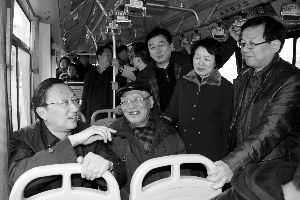 繆瑞林在車上與市民、乘委會委員交流 通訊員 卜照雪 攝