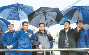 2月7日，省委書記強衛(wèi)冒雨在江西銅業(yè)集團調(diào)研。記者 梁振堂 攝