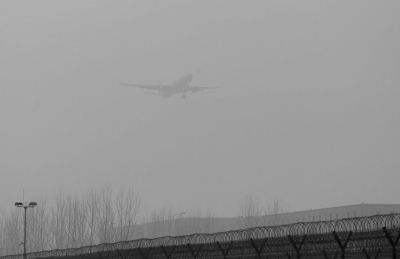 在首都機(jī)場，飛機(jī)在霧霾中降落。