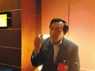 　昨日，在接受采訪時，何香久強(qiáng)調(diào)，大多公務(wù)員是勤勉工作的。