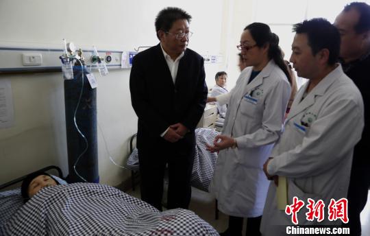 圖為青海省委常委、西寧市委書記毛小兵正在詢問患者病情。　羅云鵬　攝