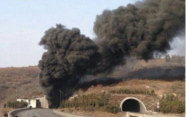 3月1日14時50分，山西，晉濟高速巖后隧道內(nèi)一輛拉煤車和一輛載有液態(tài)甲醇的車輛相撞爆炸。