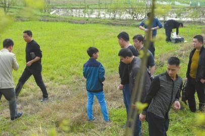 少年指認(rèn)藏槍地點(diǎn)。