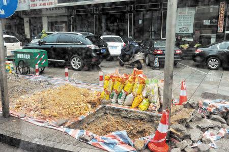 遠大一路兩側，市政工程開挖的一個個大坑沒有進行圍擋，碎石、黃土、彩條布散落一地，過往市民避之不及。