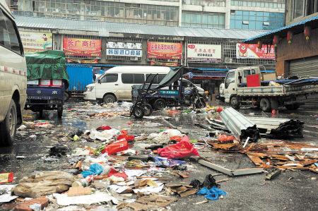 高橋大市場內(nèi)，大量的垃圾雜亂無章地堆放，商戶搬遷時留下的垃圾丟棄在市場內(nèi)無人問津，觸目驚心。