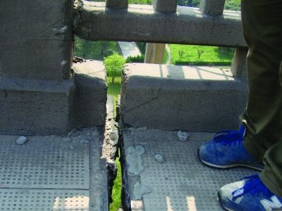 圖為大橋17號(hào)墩處橋面裂縫。梅建明 攝