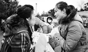 墓區(qū)服務(wù)員（右）見(jiàn)證了喪葬“綠化進(jìn)程”。新華社發(fā)