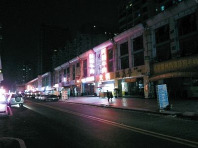 3月11日，掃黃后晚上8點(diǎn)天鵝湖路冷清的街道。以前，這里都是人和車(chē)輛，街邊站滿了小姐。新京報(bào)記者 林野 攝