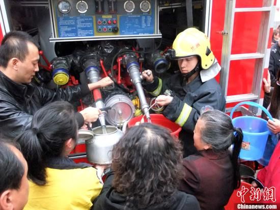 　4月11日，蘭州市自來水苯含量嚴重超標，蘭州啟動公共突發(fā)事件應急機制，緊急調配安全水源在居民區(qū)投放，圖為消防隊給西固蘭玻西社區(qū)居民送來水，市民排隊取水。裴強 攝 圖片來源：東方IC 版權作品 請勿轉載