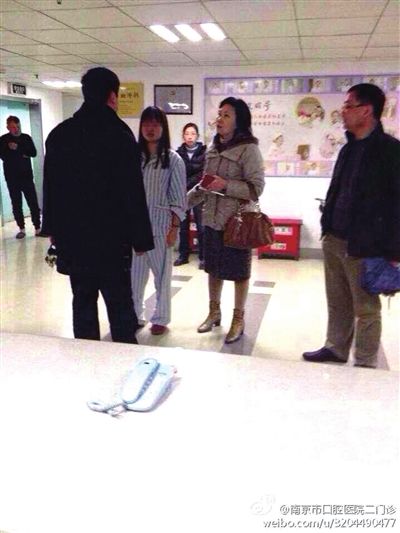 事發(fā)現(xiàn)場，打人者袁亞平(右二) (資料圖)