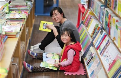 昨晚10時，來京探親的山東的李女士帶著5歲的女兒琪琪在三聯(lián)書店讀書。4月18日晚開始，三聯(lián)韜奮書店正