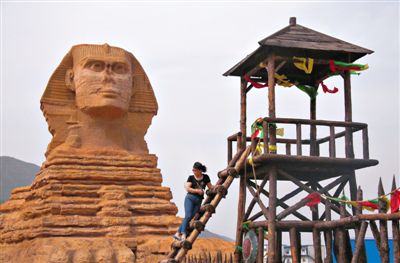 一游客在河北石家莊某地的“獅身人面像”前。