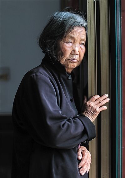 為了能“睡棺木”土葬，潘秀英四次喝農(nóng)藥自殺，后被搶救過來。