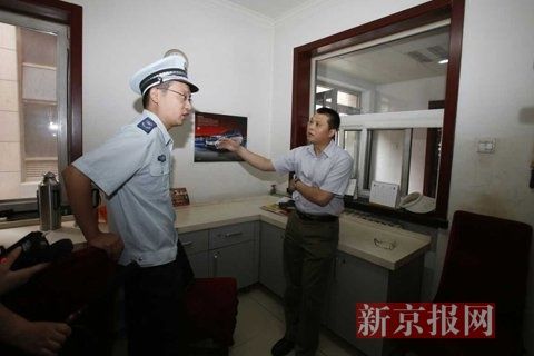 國家文物局的一名工作人員正在與執(zhí)法人員對峙。新京報(bào)記者 高瑋 攝
