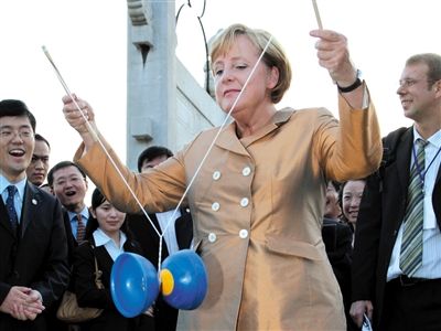 2007年8月27日，北京，默克爾正在玩扯鈴。