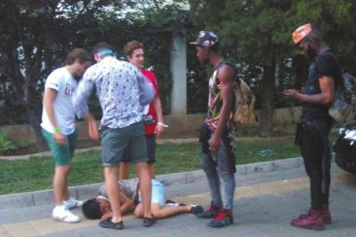 外籍男子路邊發(fā)現(xiàn)醉漢將其圍住。