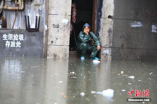 7月15日，因連日強(qiáng)降雨致長沙市開福區(qū)西長街街道出現(xiàn)嚴(yán)重內(nèi)澇，最深水位超過一米，沿街60余戶門面進(jìn)