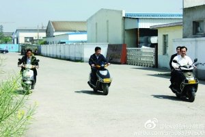 網(wǎng)友稱儀征市委書(shū)記程希騎摩托車下鄉(xiāng)沒(méi)戴頭盔。