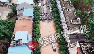 昨下午六點(diǎn)半，統(tǒng)景鎮(zhèn)上許多街道被淹，此時(shí)水位還在上漲。(重慶晚報(bào)航拍圖片)