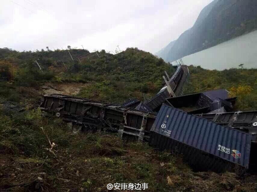 襄渝鐵路旬陽至棕溪上行線發(fā)生山體塌方，致使75228次貨物列車8節(jié)車廂脫線。圖片來源于網(wǎng)絡(luò)