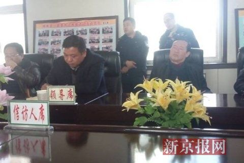 訪民代表與縣領(lǐng)導開會協(xié)商時，副縣長頭靠椅背睡著10分鐘左右。受訪對象供圖