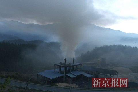 污染企業(yè)排放煙塵。當?shù)鼐W(wǎng)友供圖