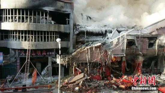 2015年1月3日，哈爾濱市道外區(qū)太古街著火塌方現(xiàn)場，火又燒了起來