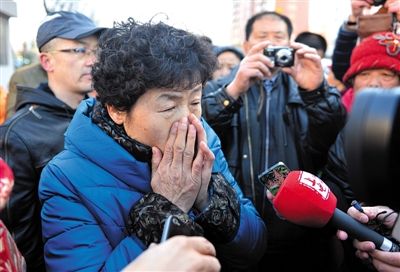 2月9日，呼格吉勒圖的母親尚愛云在旁聽趙志紅案后，接受媒體采訪時落淚。新華社記者 任軍川 攝