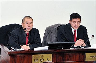 1月5日，呼市中院審理趙志紅案。律師謝飛（左）和張瑞軍（右）出庭為趙志紅辯護。