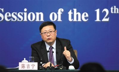 昨日，十二屆全國人大三次會議新聞中心，環(huán)保部部長陳吉寧回答中外記者提問。新京報記者 陳杰 攝