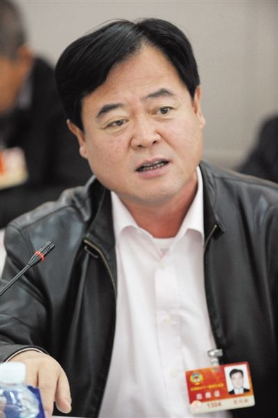 　政協(xié)委員、中國通用技術集團董事長賀同新稱，按照2014年的數(shù)字，他的薪水下降了近50%。圖/CFP
