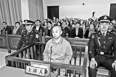 4月14日，趙志紅（前中）在庭審現(xiàn)場 供圖/新華社