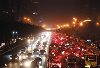 昨晚，因沙塵暴導(dǎo)致能見度低，長安街嚴(yán)重堵車。