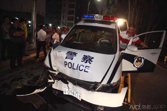 南都記者昨晚趕到現(xiàn)場時，交警及保險公司已經(jīng)在處理事故，現(xiàn)場有很多圍觀者。