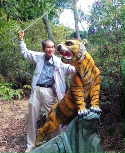 2015年1月10日，區(qū)少坤到廣東肇慶九龍湖游玩，拍攝打虎圖。