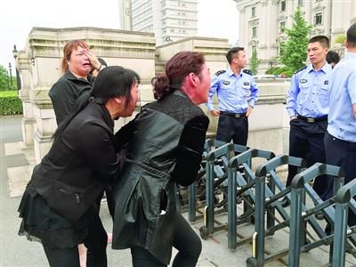 昨日，連恩青被執(zhí)行死刑。執(zhí)刑前，連恩青的父母和妹妹進(jìn)入溫嶺市看守所與連恩青見(jiàn)面，但其他親屬均被拒見(jiàn)最后一面?！”景鎴D片/CFP