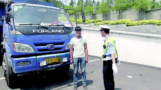 民警對(duì)持C1駕照駕駛大貨車(chē)、一年違法350余次的張某進(jìn)行批評(píng)教育。