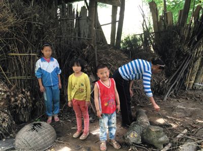 羅梅和她的三個孩子。中間兩個孩子為羅梅夫婦在逃亡途中所生。新京報記者 蕭輝 攝