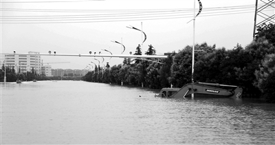 6月28日，南京暴雨致云臺山河漫堤，祿口機(jī)場高速雙向封閉 供圖/CFP