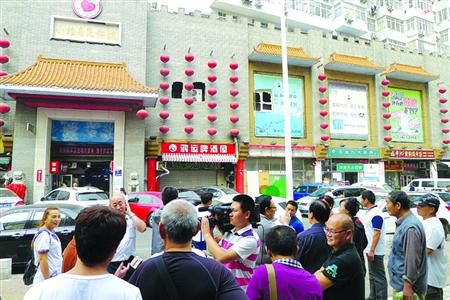 青島宰客海鮮店成“景點”，游人“參觀”拍照。