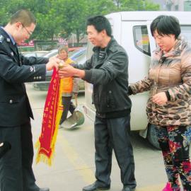 何姜姜的父母給民警送錦旗。