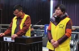 12月10日，衡陽(yáng)市中級(jí)人民法院，顧湘陵（左）和妻子吳利君當(dāng)庭接受庭審。圖/通訊員李建輝